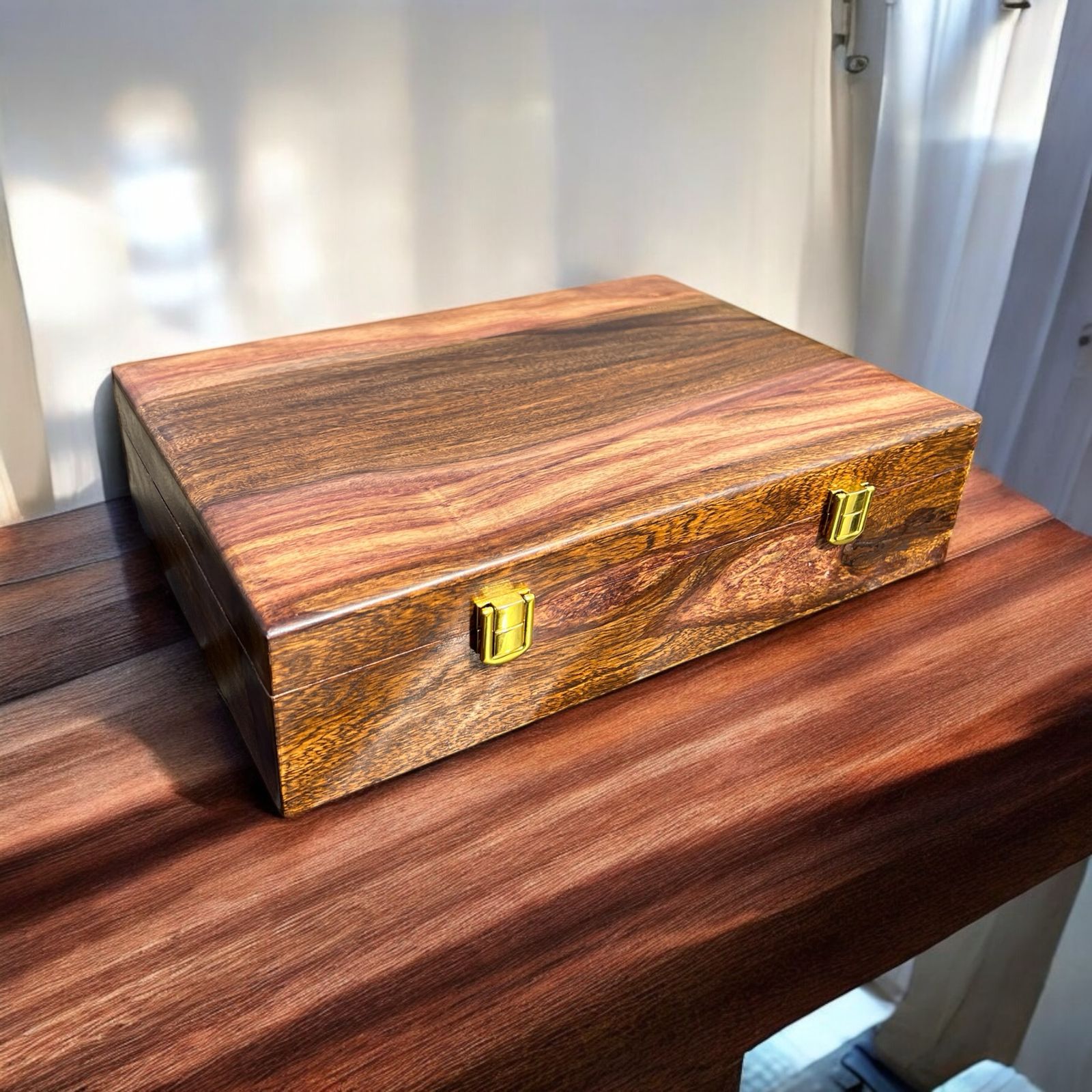15 Watches – Golden Hinge – Wood Top